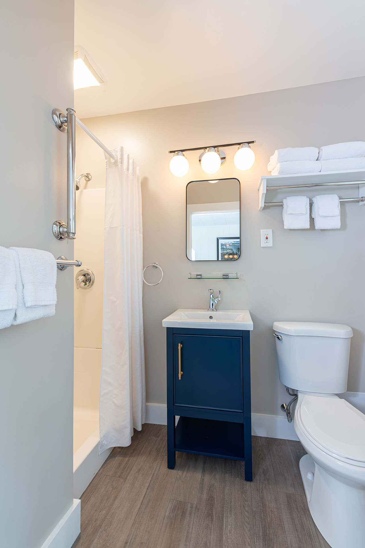 a clean bathroom with a toilet, sink, and shower